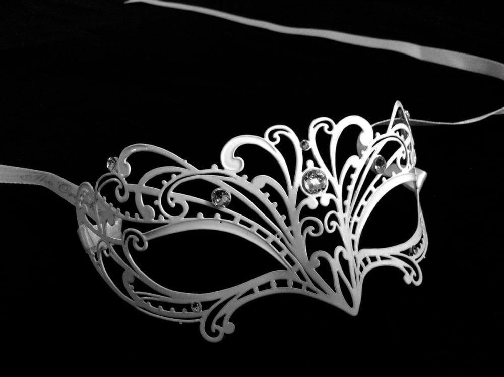 White Papete Filigree Masquerade Mask - Swarovski Edition