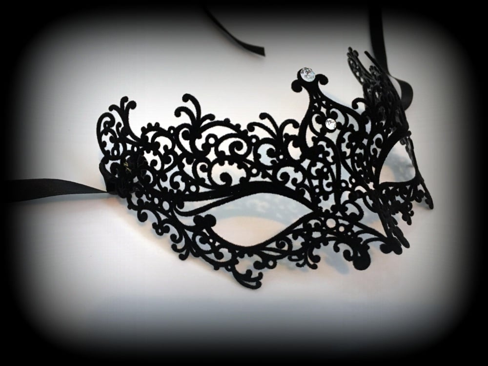 Ricciolo Filigree Mask - Black Velvet