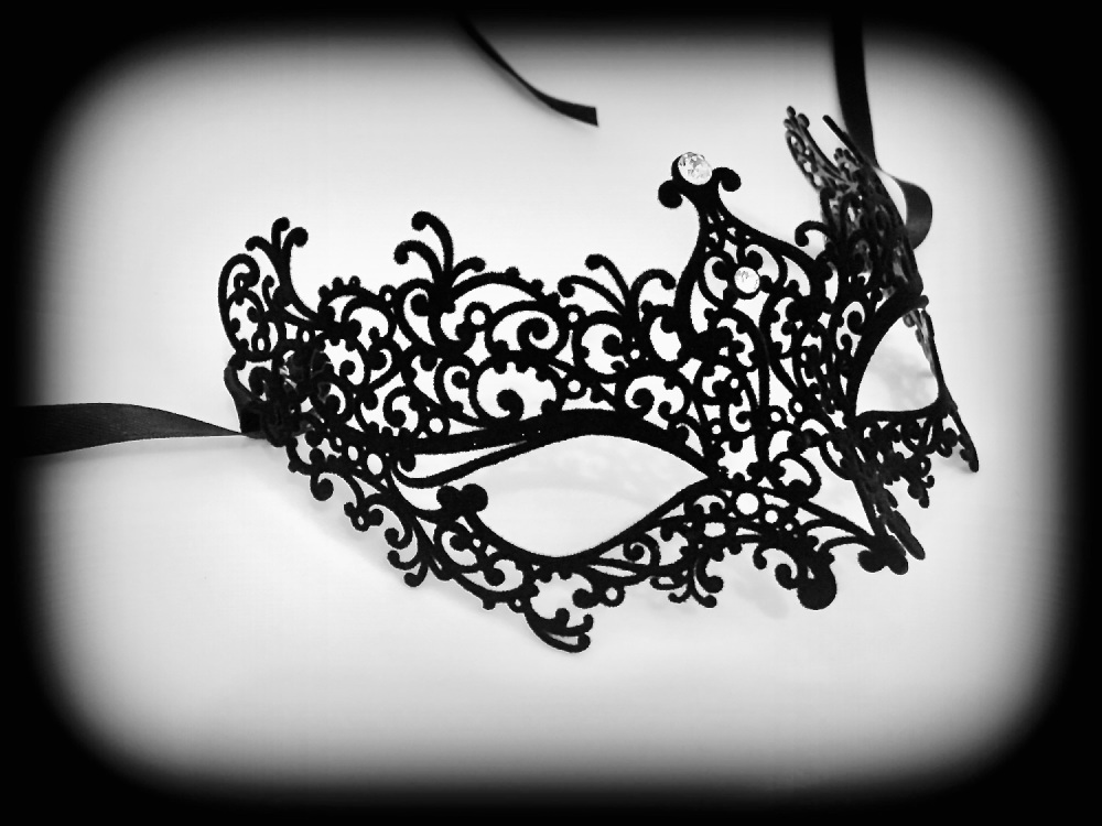 Ricciolo Filigree Mask - Black Velvet