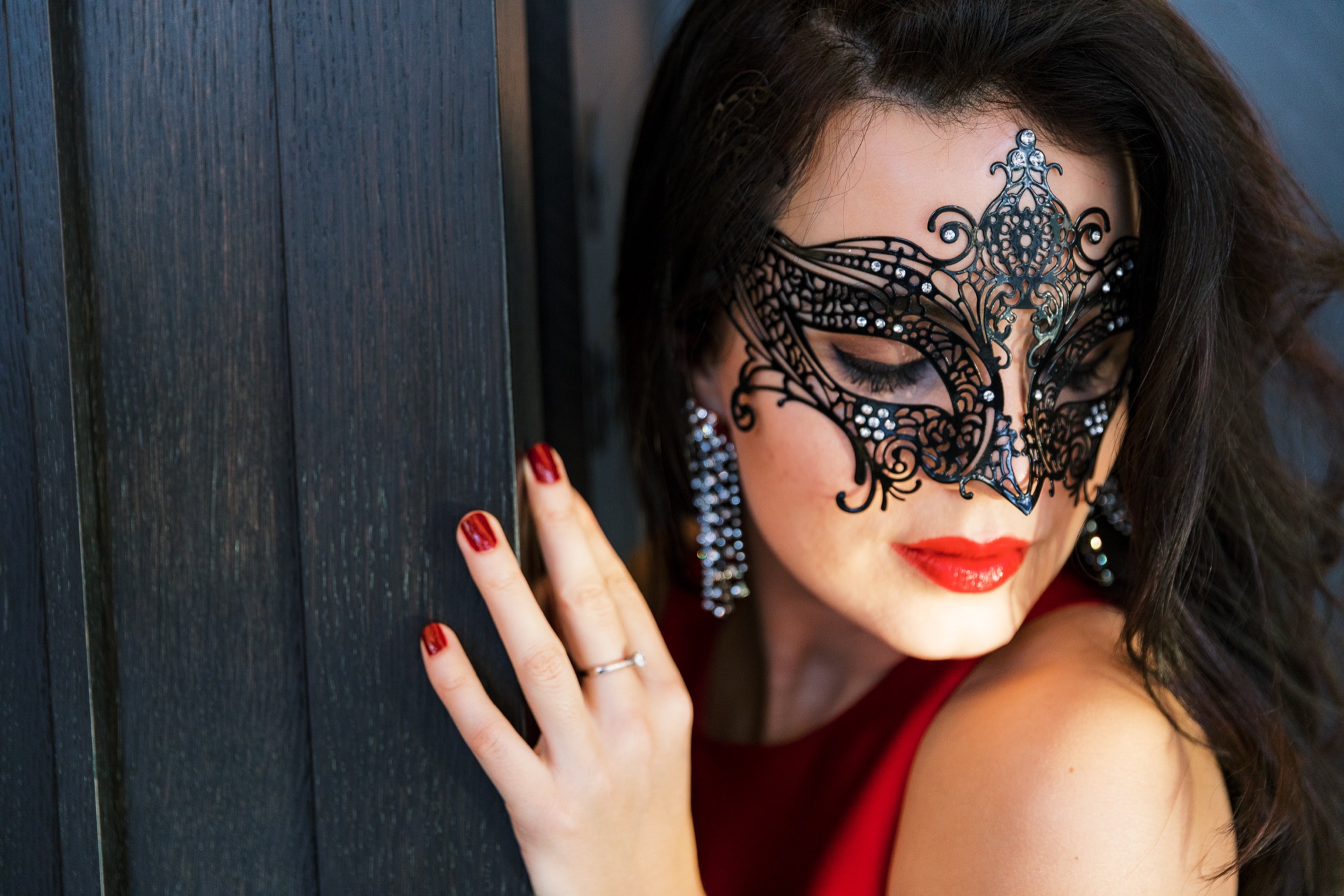 black filigree mask worn by Edisa Shahini by Tony Gigov Photography