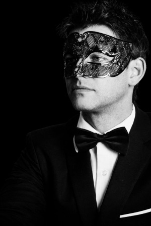 Men&rsquo;s black Venetian masquerade mask with intricate filigree design, ideal for masquerade balls and formal events