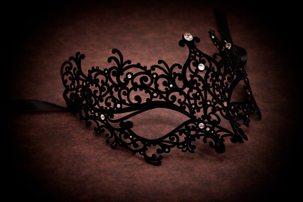 Ricciolo Filigree Mask - Black Velvet