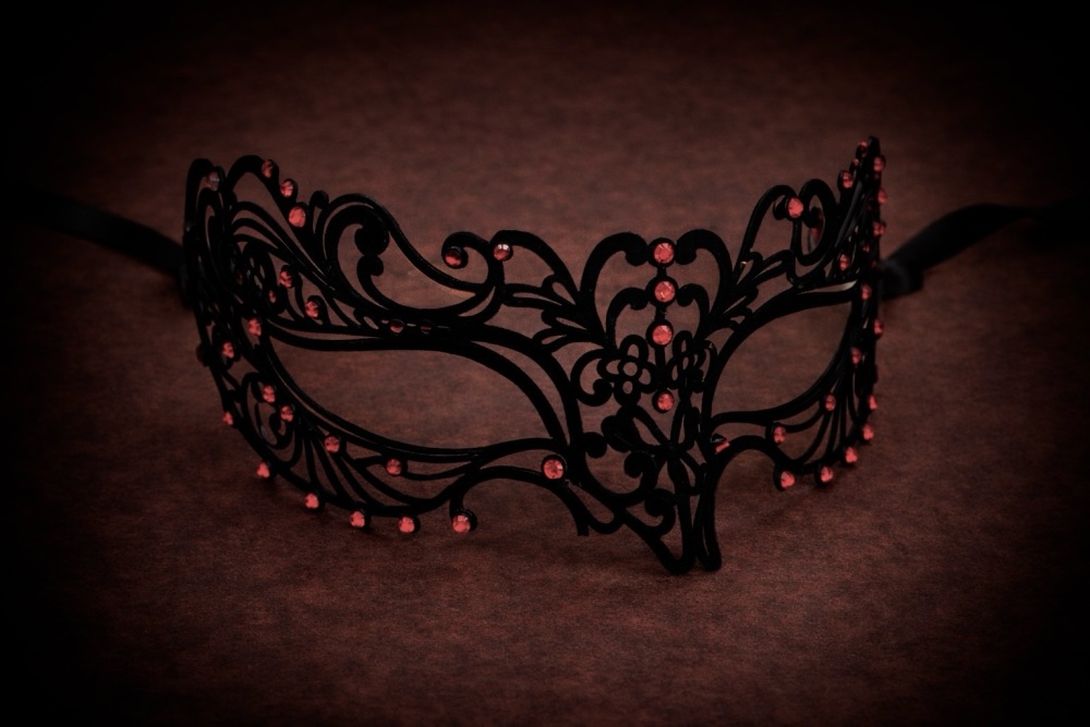 Donna Filigree Mask - Red Lust Velvet Edition