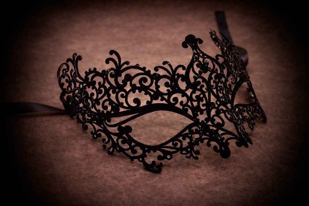 Ricciolo Filigree Mask