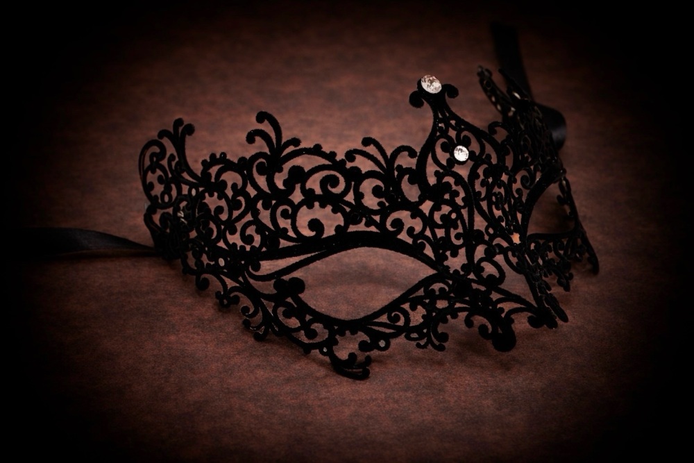 Ricciolo Filigree Mask - Black Velvet