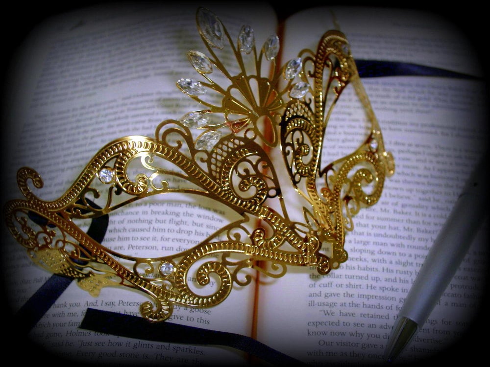 Nera Ora Filigree Masquerade Mask - Gold Edition