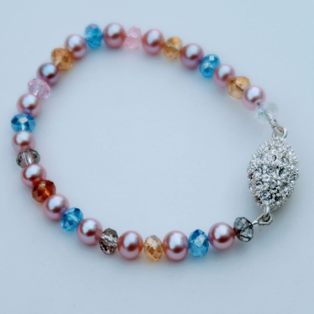 Pink cultured pearl and faceted crystals in many colours bracelet with magn