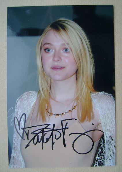 Dakota Fanning autograph (hand-signed photograph)