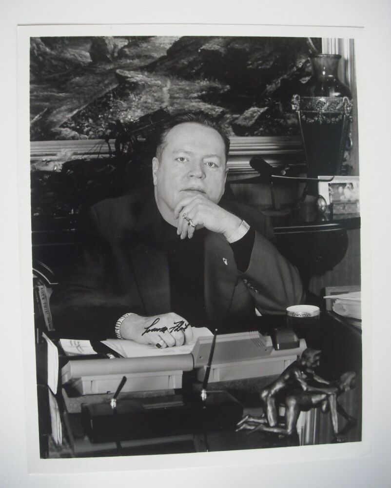 Larry Flynt autograph (hand-signed photograph)