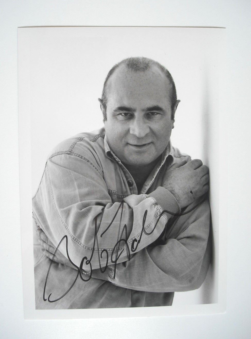 Bob Hoskins autograph (hand-signed photograph)