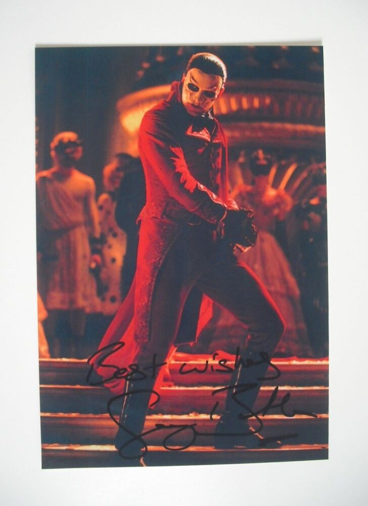 Gerard Butler autograph (hand-signed photograph)