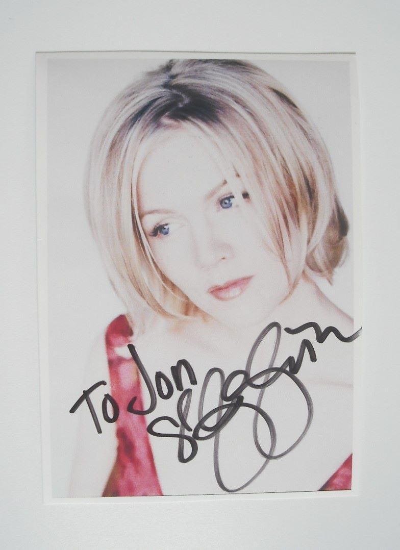 Jennie Garth autograph (hand-signed photograph)