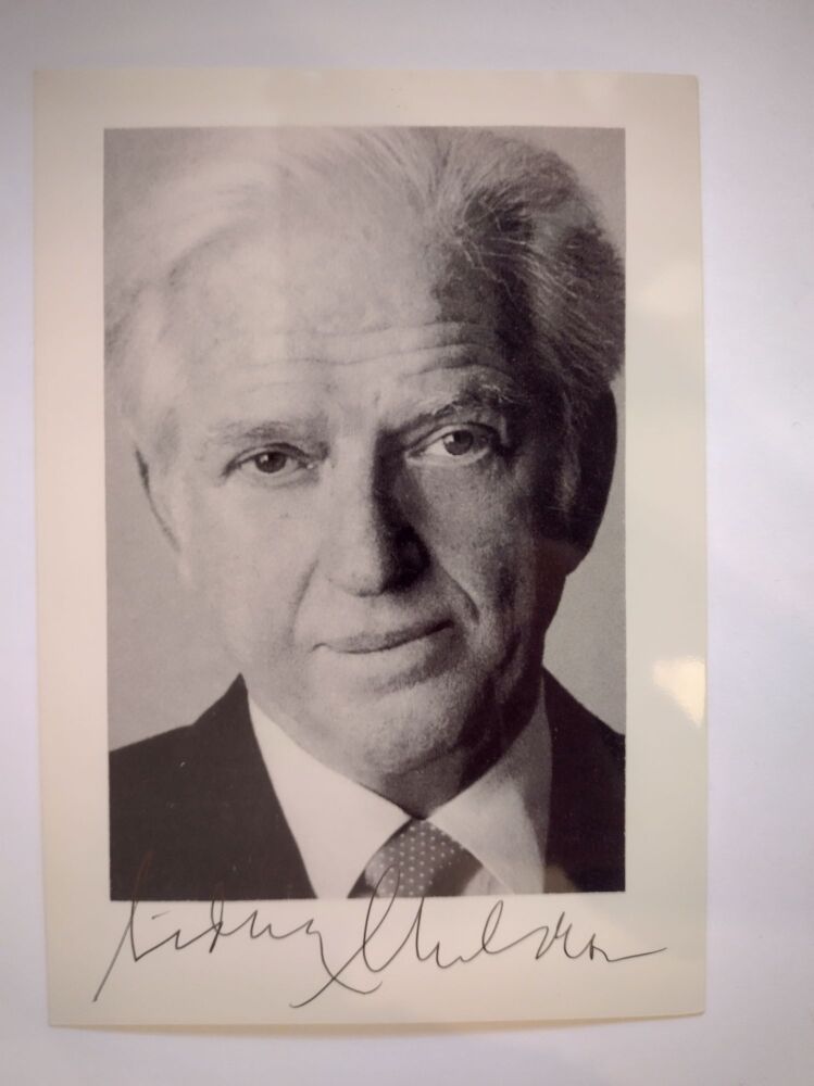 Sidney Sheldon autograph (hand-signed photograph)