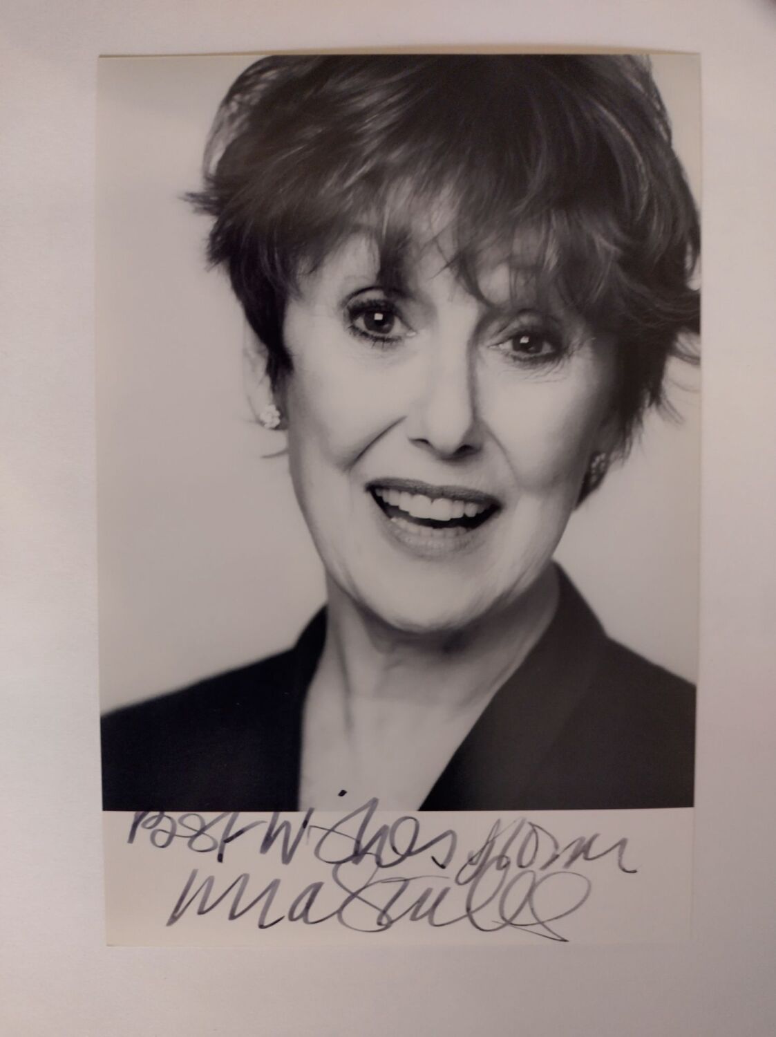 Una Stubbs autograph (hand-signed photograph)
