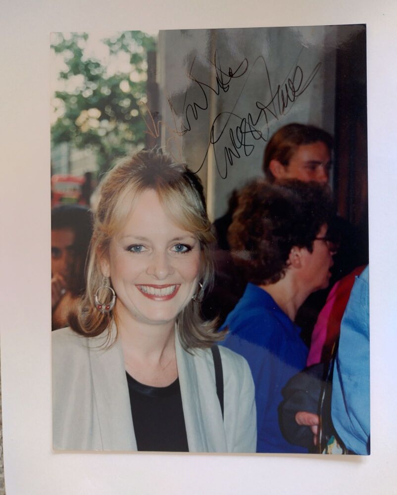 Twiggy autograph (hand-signed photograph)