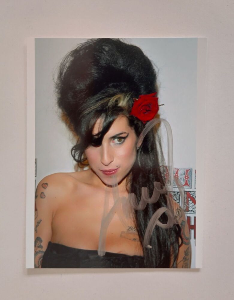 Amy Winehouse autograph (hand-signed photograph)