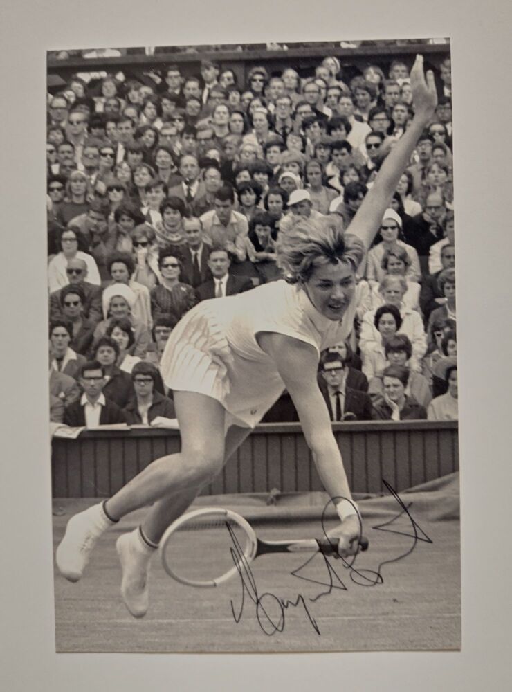 Margaret Court autograph (hand-signed photograph)