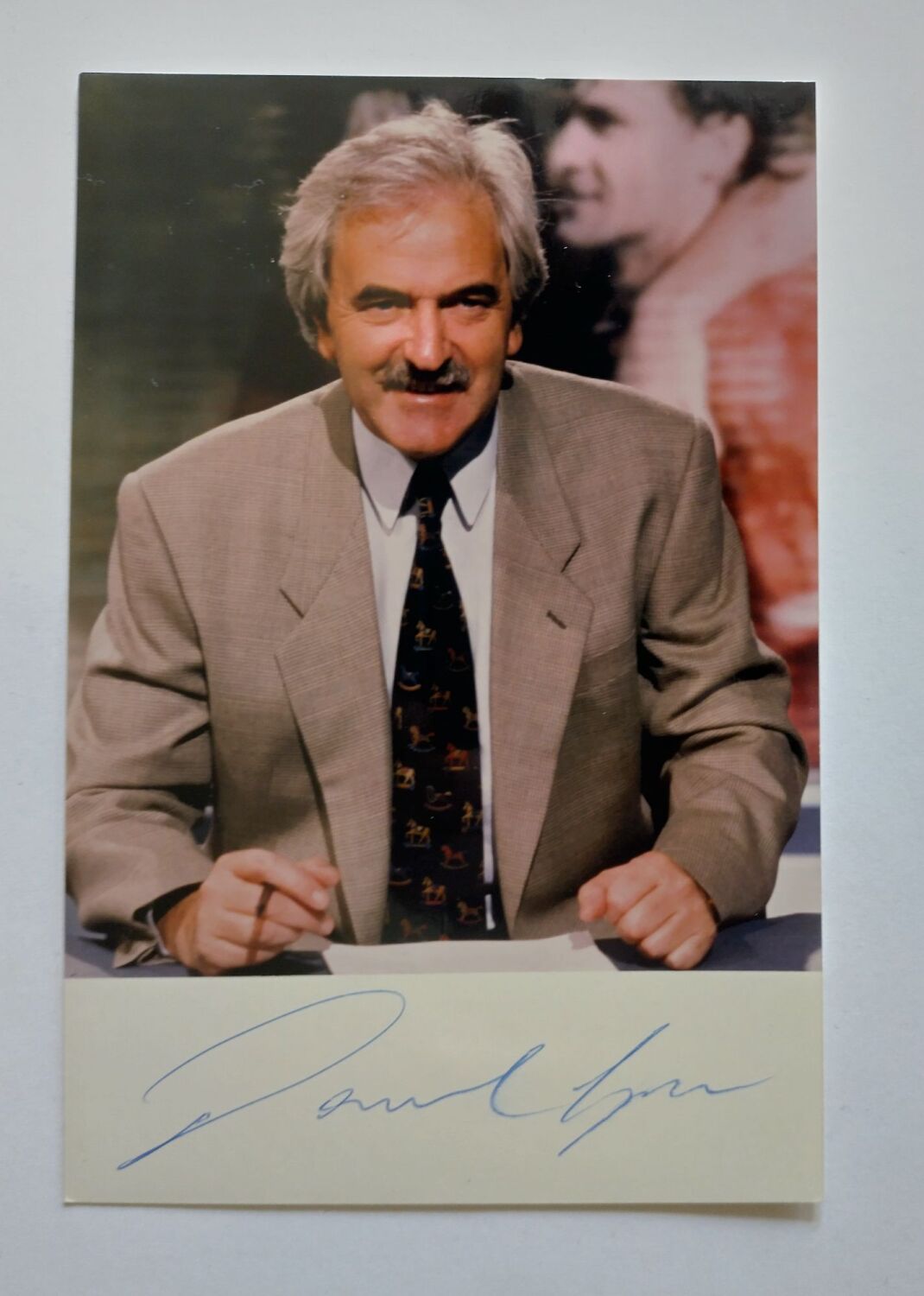 Des Lynam autograph (hand-signed photograph)
