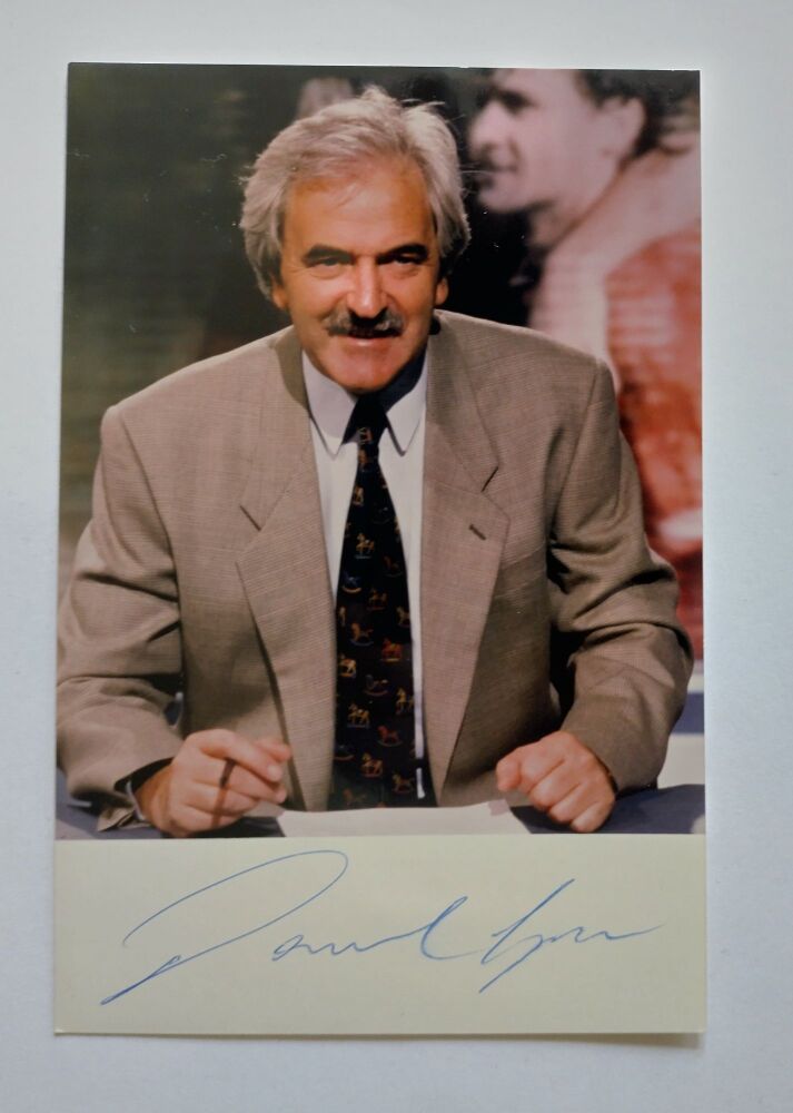 Des Lynam autograph (hand-signed photograph)