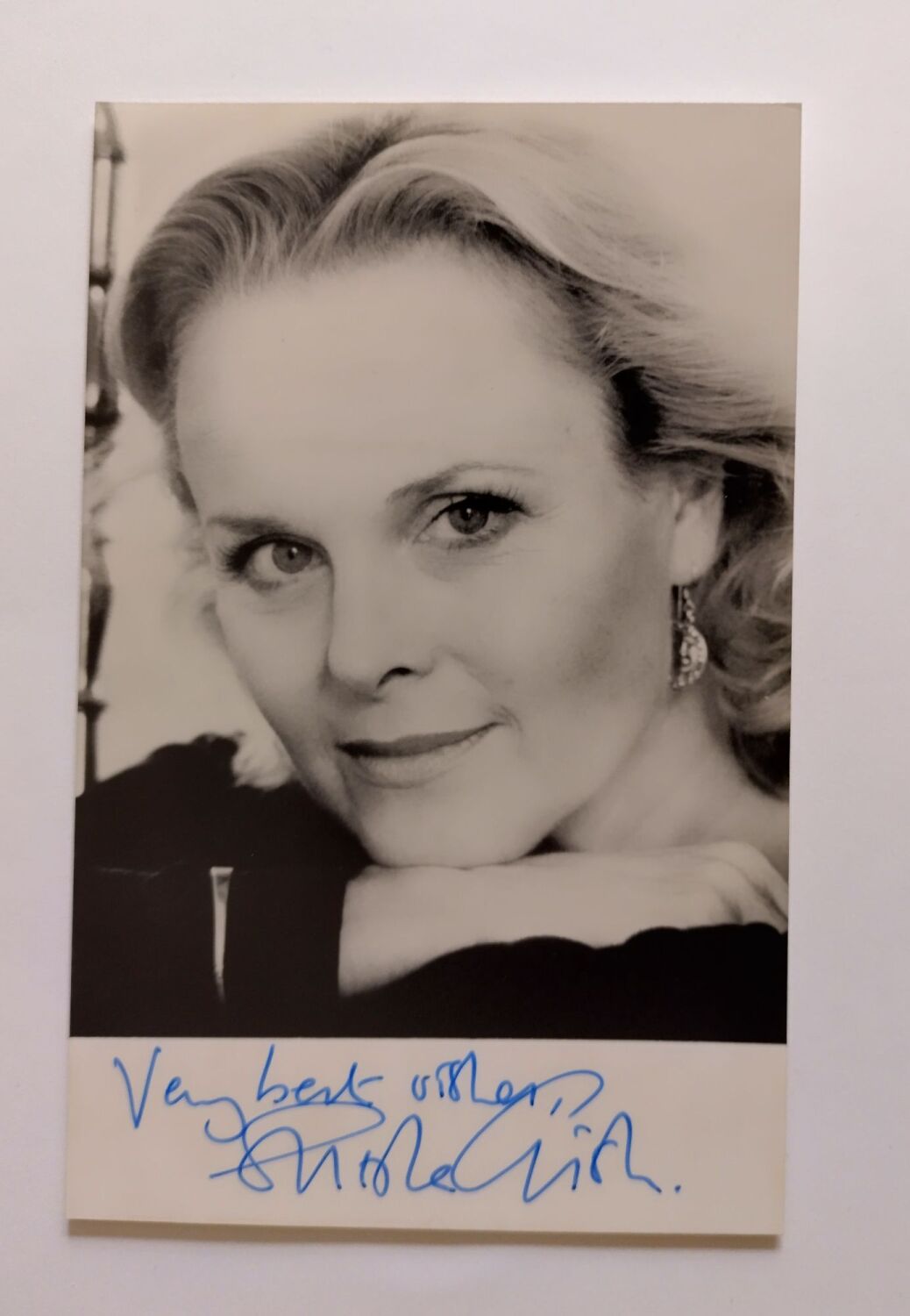 Sheila Gish autograph (hand-signed photograph)