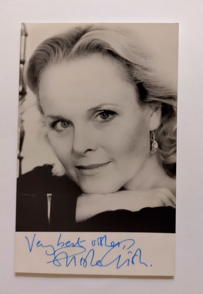 Sheila Gish autograph (hand-signed photograph)