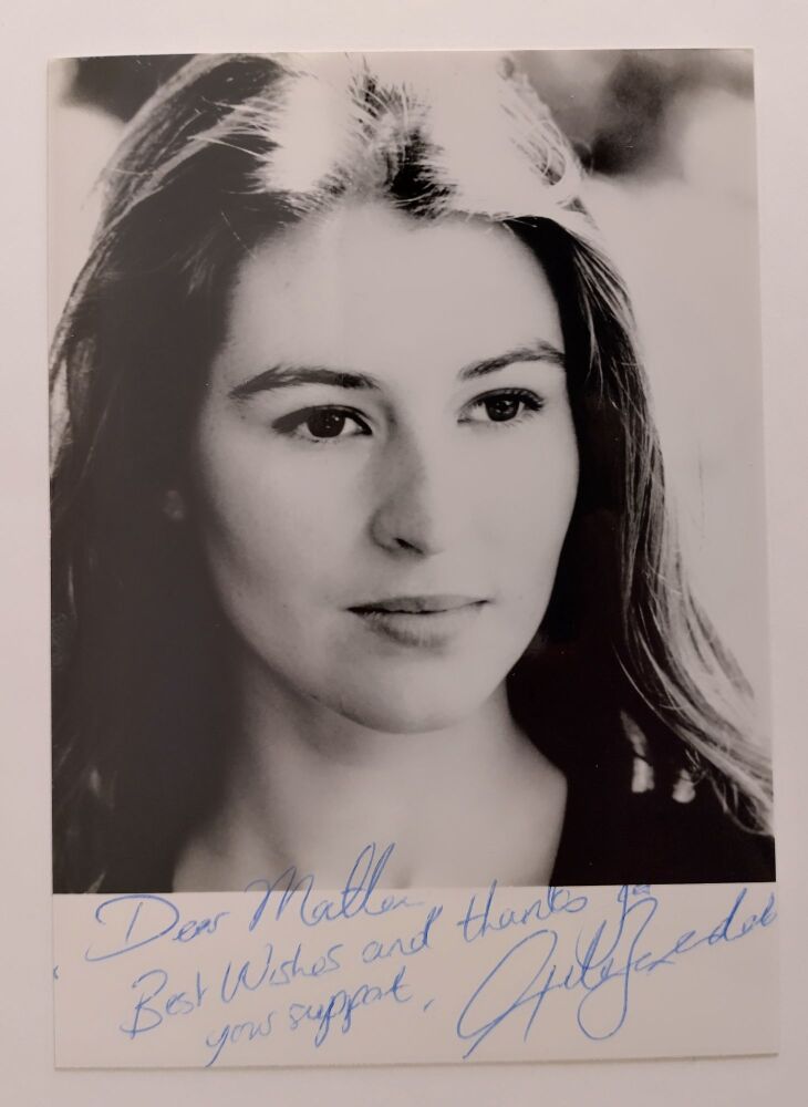 Helen Baxendale autograph (hand-signed photograph)