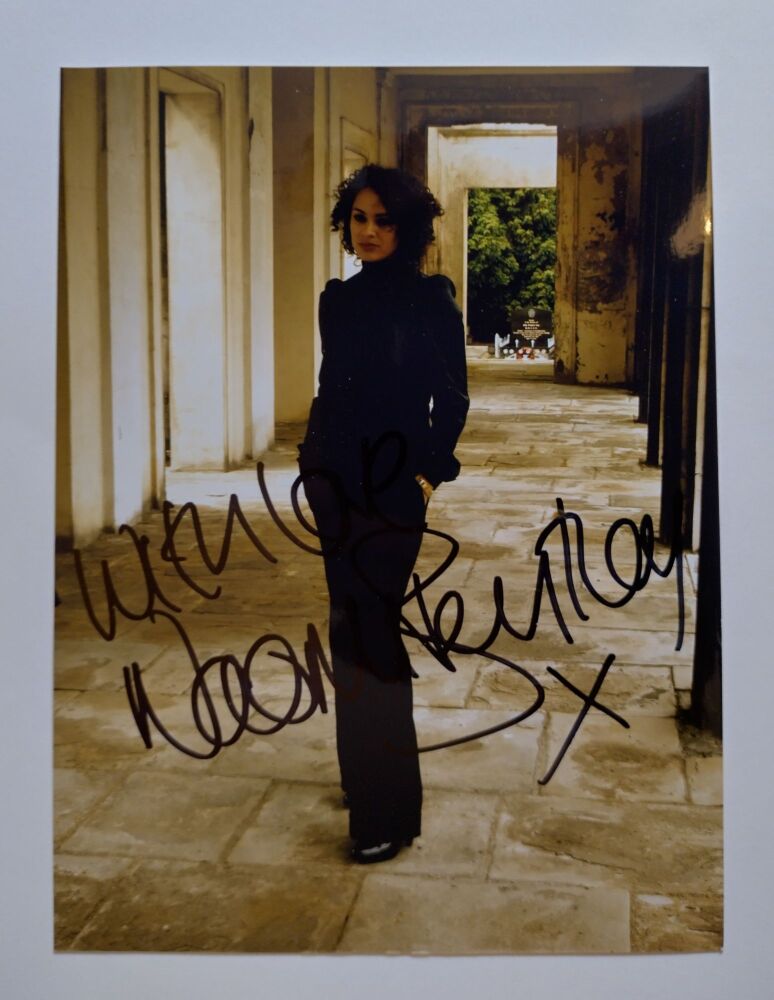 Naomi Bentley autograph (hand-signed photograph)