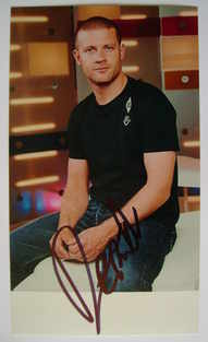 Dermot O'Leary autograph (hand-signed photograph)