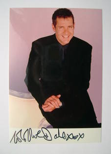 Dale Winton autograph (hand-signed photograph)