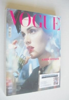 <!--2001-10-->Vogue Italia magazine - October 2001 - Amber Valletta cover