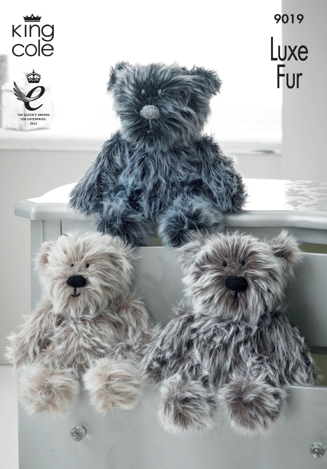 9019 Knitting Pattern - Teddy Bear in Luxe Fur