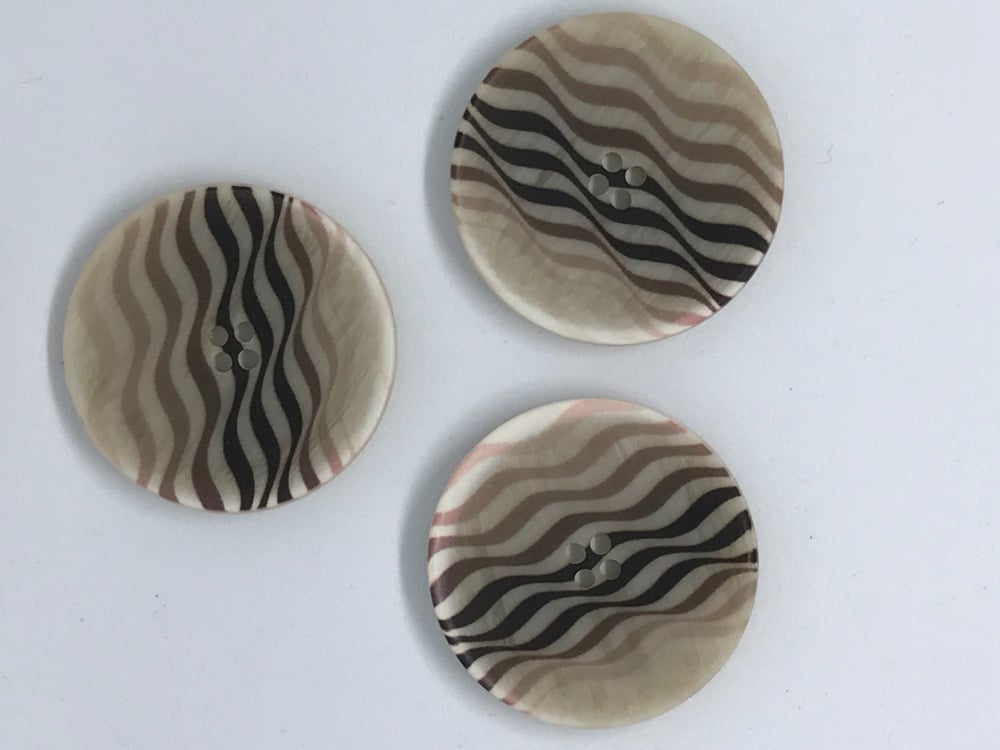 Brown & Beige Button with Wavy Lines - P1991/3