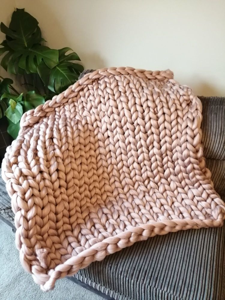 Chunky Wool Blanket - Mushroom Pink Knitted Stitch