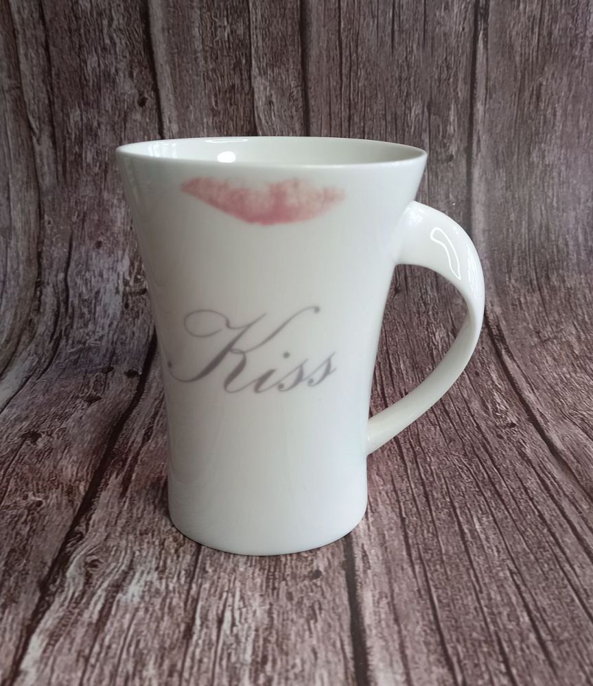 Mug - Twist Handle - Kiss