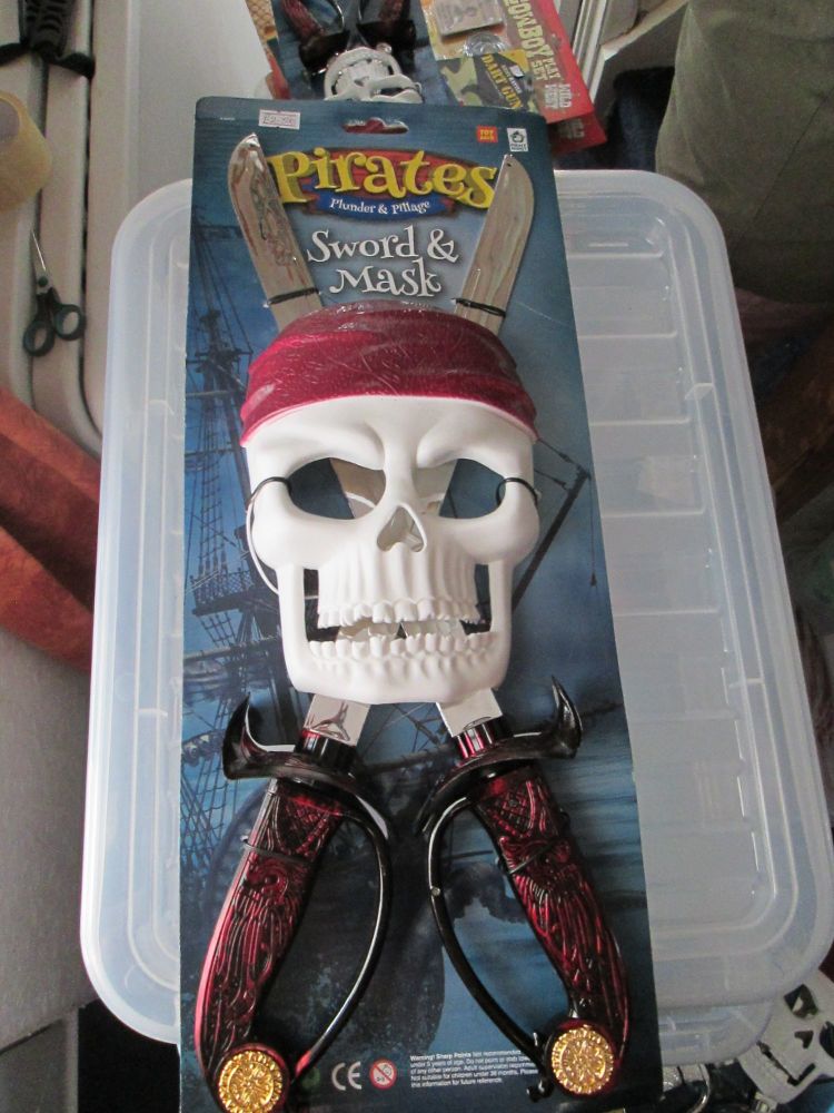 Red - Pirates Plunder & Pillage Mask & Sword Set