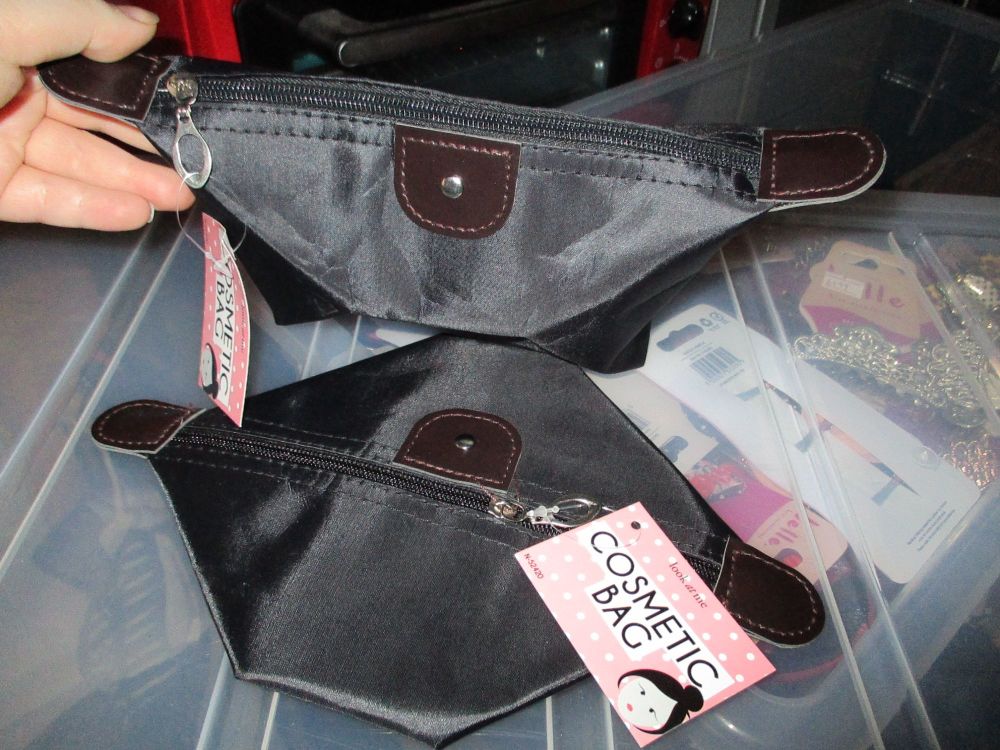 Black Folded Costmetics Travel Bag - Look At Me
