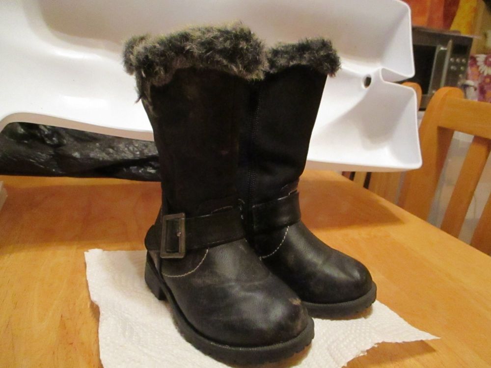 Black Matalan Size 4 Childrens Fur Lined Boots