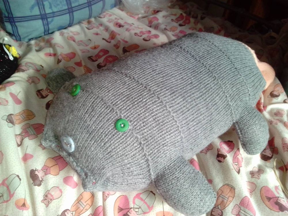(*)Grey Giant Scuttlerat with Green Eyes Blue Nose & Peach Tail Knitted Soft Toy