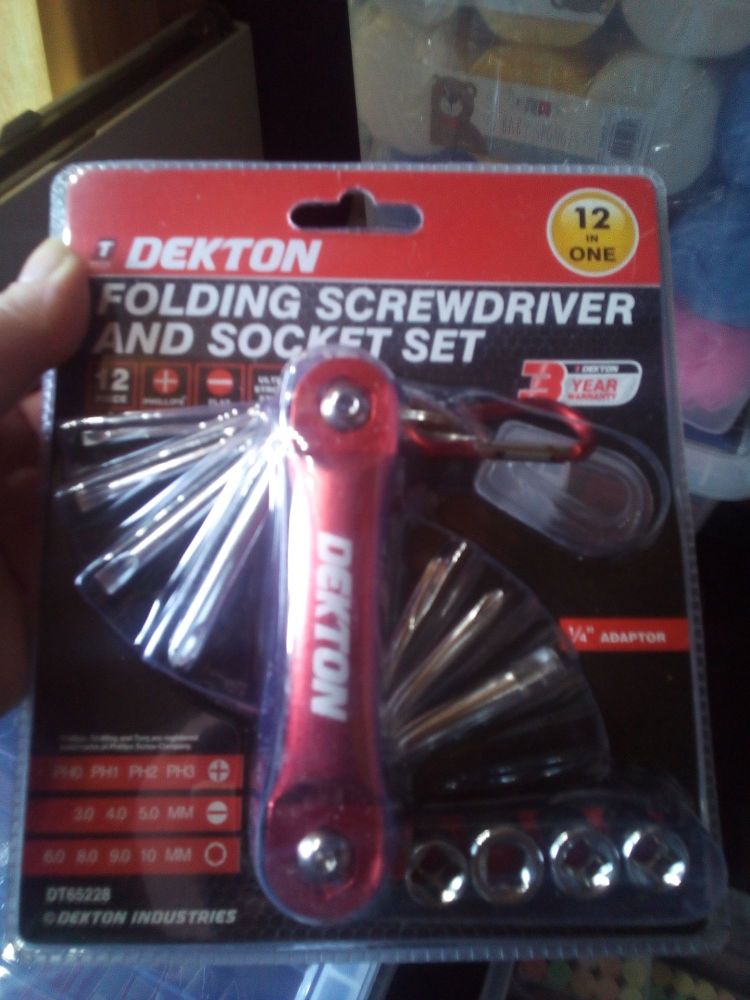 Folding Screwdriver and Socket Set - Dekton
