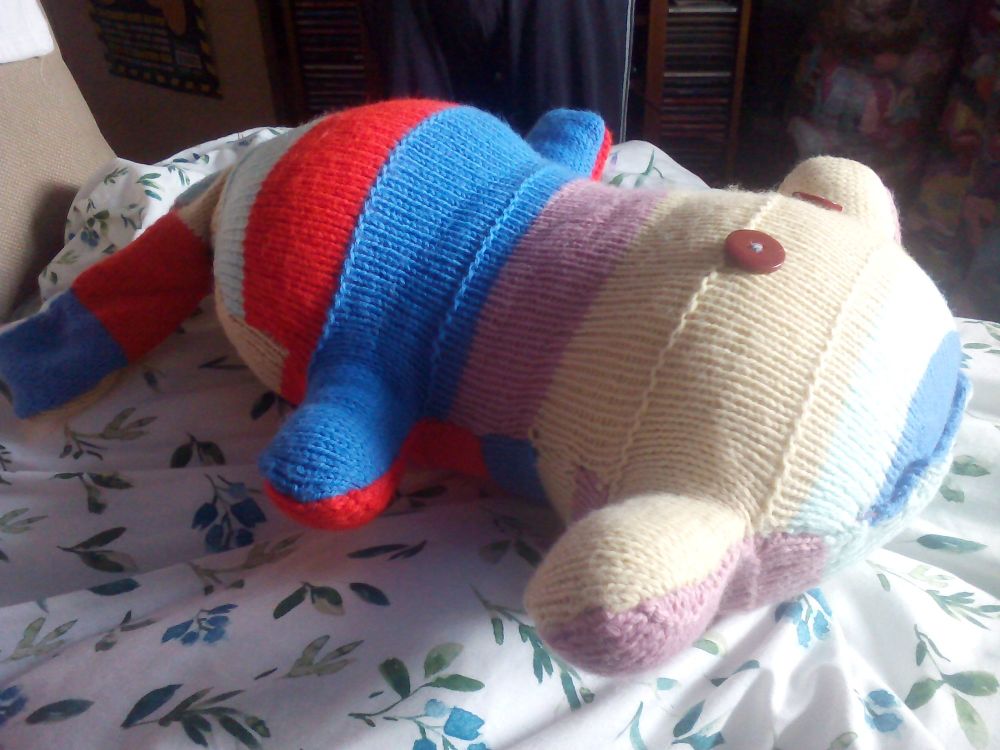 (*)Red, Mid Blue, Mint Green, Mauve, Cream Giant Scuttlecat Knitted Soft Toy