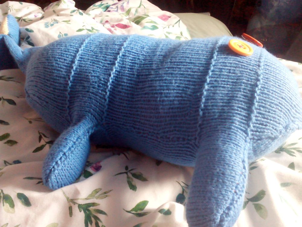 (*)Mid Blue Giant Scuttlecat Knitted Soft Toy