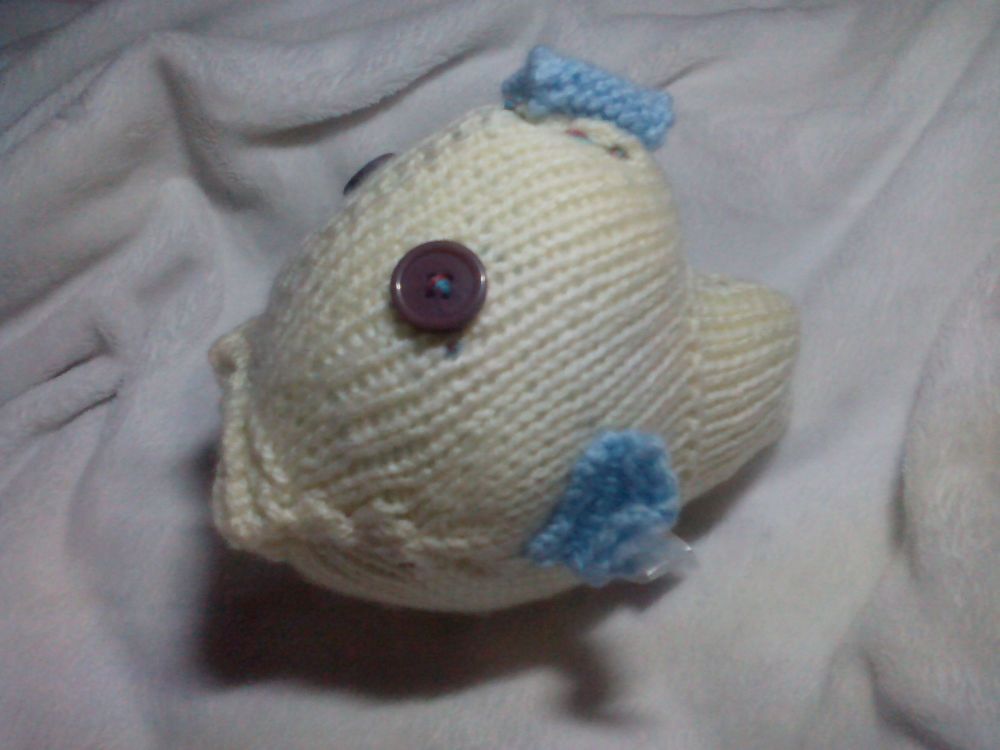 (*)Cream  Midi Fish with Blue Fins and Purple Brown Eyes Knitted Soft Toy[CMS23]