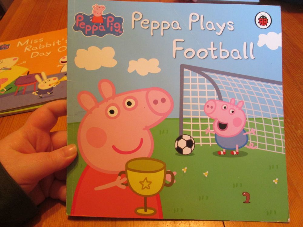 Peppa Plays Football - Peppa Pig - Ladybird