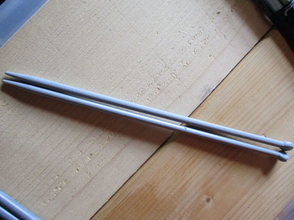 Grey Plastic 6mm x 25cm -  Knitting Needles - Unbranded & Loose