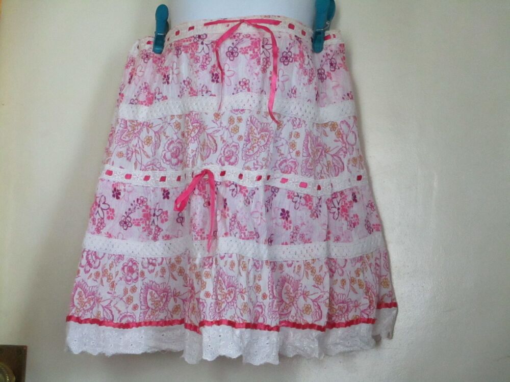 KMG Floral White Pink Skirt - Looks Vintage - Guesstimate 5-6yrs