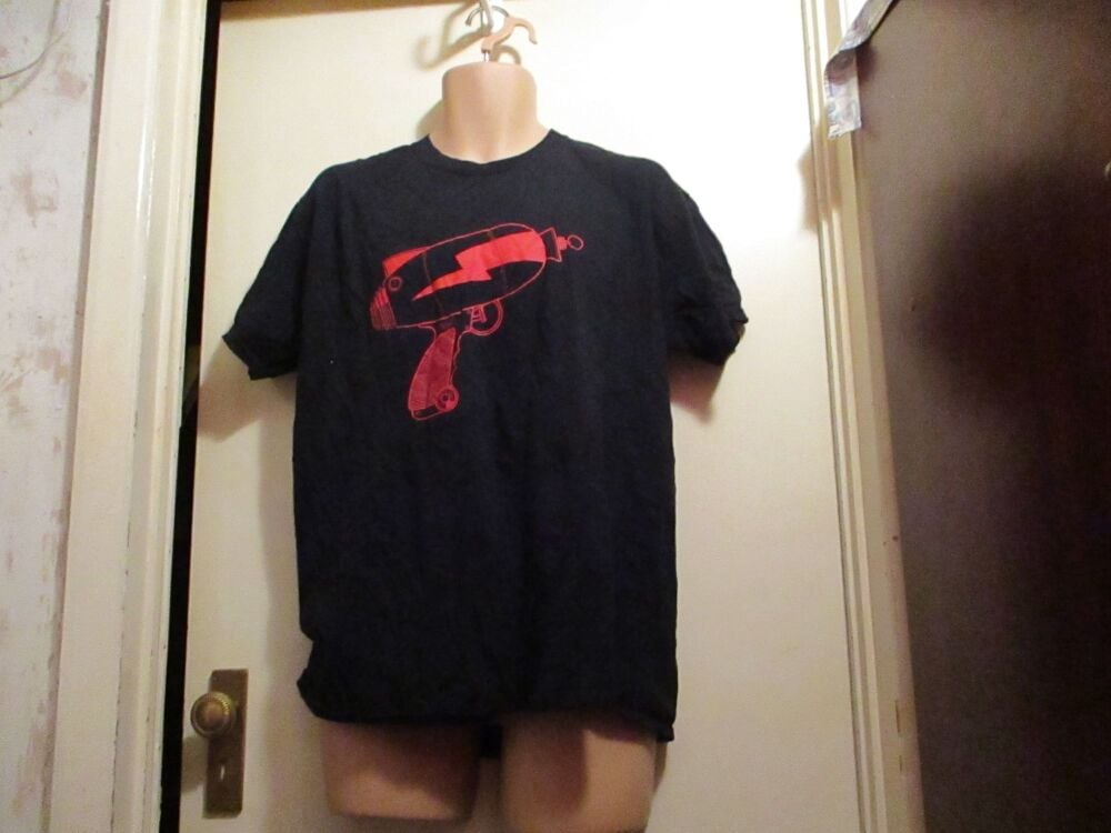 Gildan Heavy Cotton Size L Black T-Shirt with Red Cartoon Laser Gun Design
