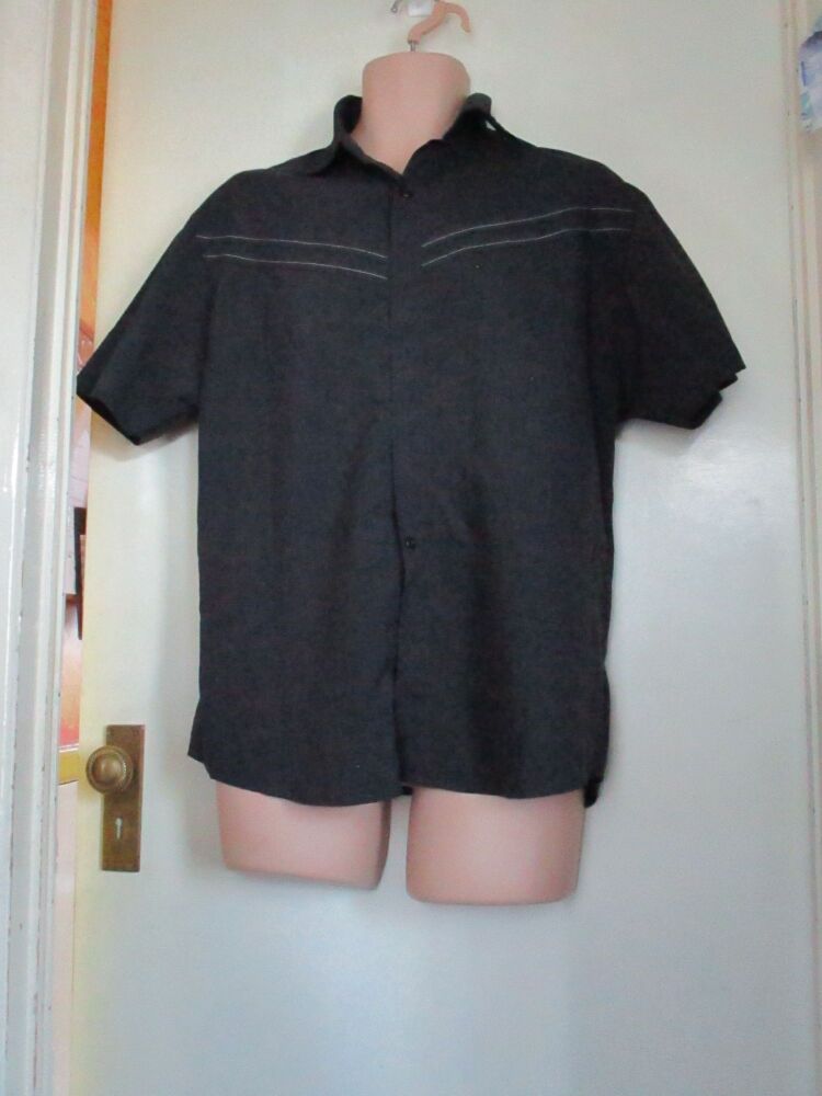 Urban Spirit Black with White Stripe Short Sleeve Shirt - Size M