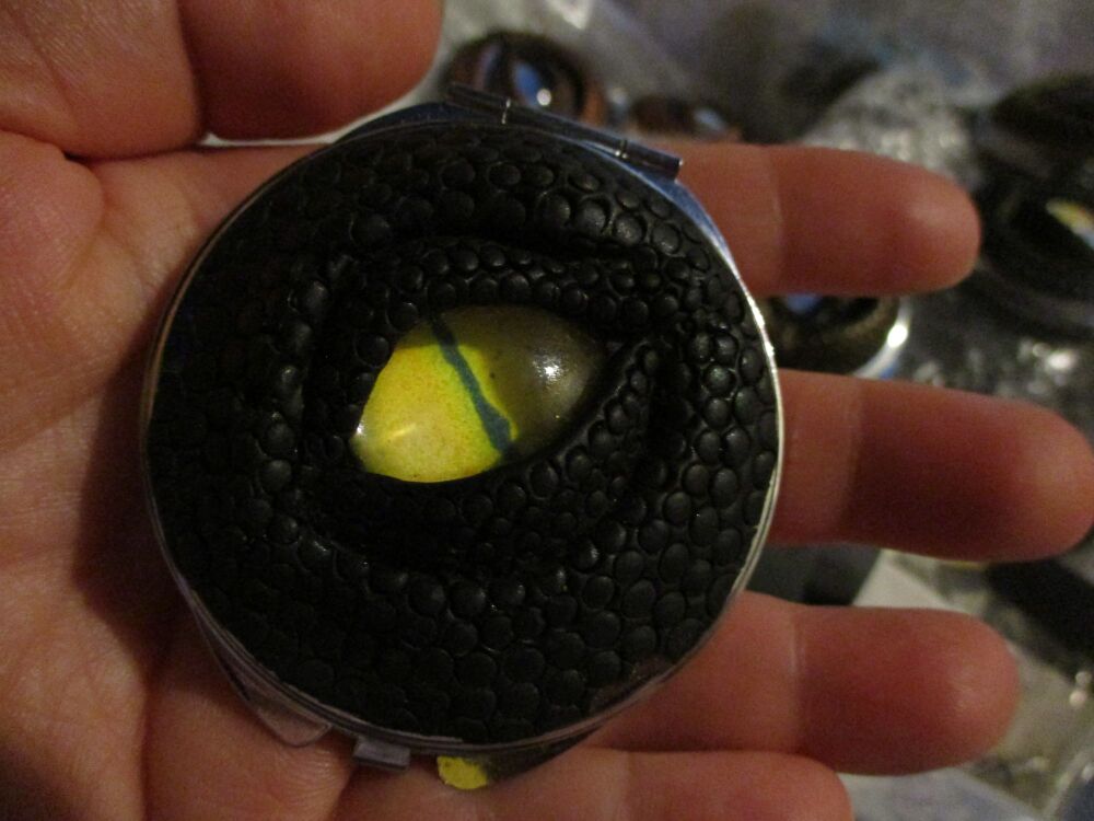 Black Yellow Iris - Dragon Eye Scale Design Ornamental Compact Mirror - Defect