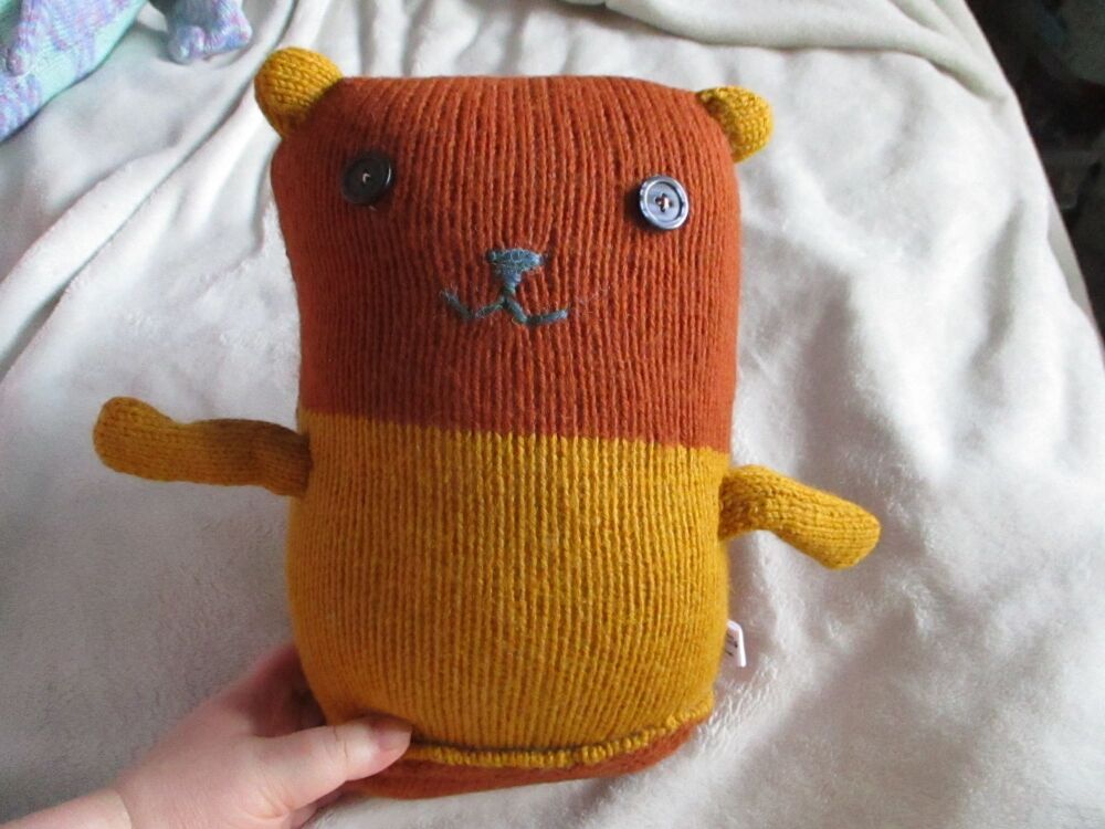 (p)Two-tone Brown Giant Cat with Sparkly Dark Blue Eyes Knitted By KittyMumma