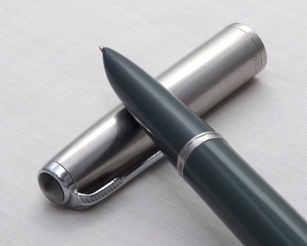 No.8113. Parker 51 Aerometric in Grey with a lustralloy cap. Smooth Fine ni
